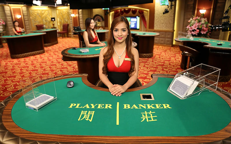 một bàn Baccarat live với người chia bài thật